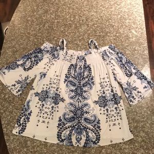 CUTE Off the shoulder shirt